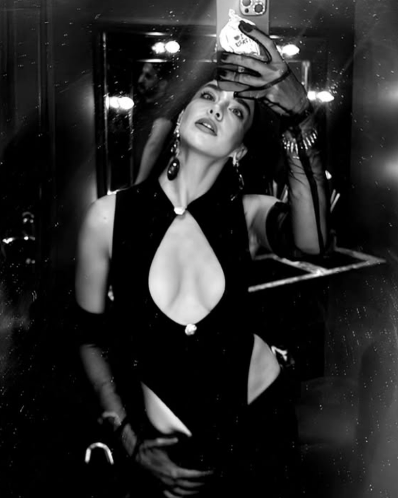 Seen on – Monica Düğme Detaylı Dekolteli Bodysuit